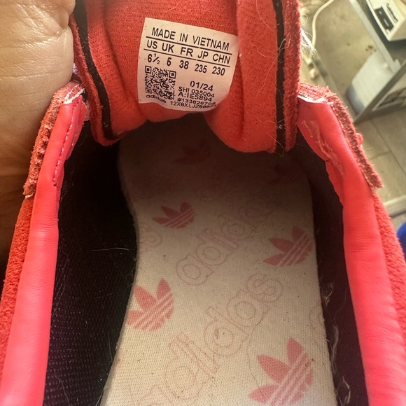 Pink Spezial Adidas Women’s Shoes will fit a size 7-7.5! Run large - Picture 3 of 3